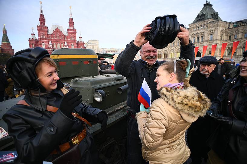 Участники марша со зрителями