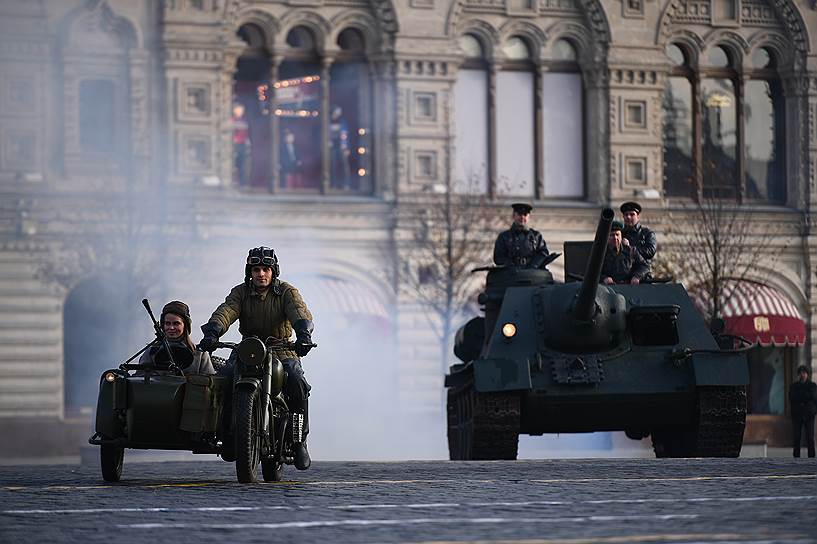 Знаменная группа внесла на Красную площадь флаги России, Москвы и впервые за всю историю торжественных шествий 7 ноября — Знамя Победы