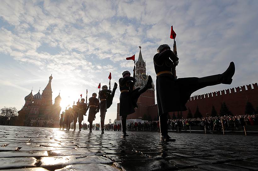 Подготовка к параду 1941 года проходила в обстановке строжайшей секретности. В то время фашистские войска стояли всего в 30 км от Москвы