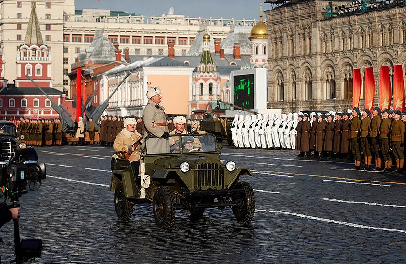 Участники марша на старинных автомобилях