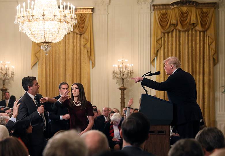 Президент США Дональд Трамп (справа) во время пресс-конференции