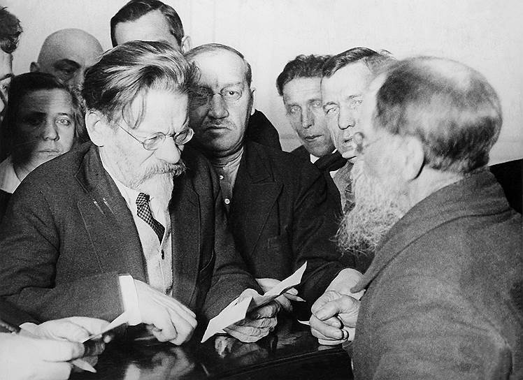 «Вы мне можете сказать — так укажи выход, на это я отвечу — если бы я знал, то, вероятно, был бы или на вашем месте, или другом не менее, а вы бы, тов. Калинин, были на моем» (на фото — М. И. Калинин принимает посетителей в приемной ЦИК, 1929 год)
