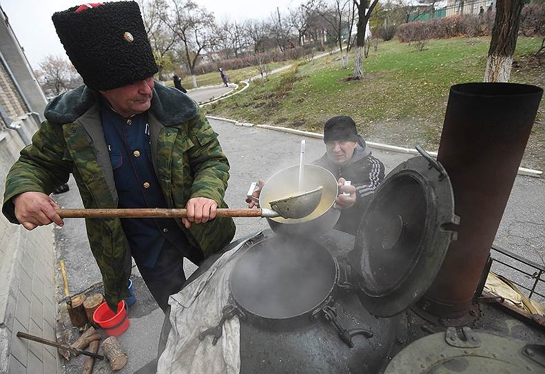 Возле избирательных участков организовывались ярмарки с дешевыми продуктами — скидки доходили до 70%, беспроигрышные лотереи позволяли получить билеты в театр и карточки для пополнения счета мобильной связи