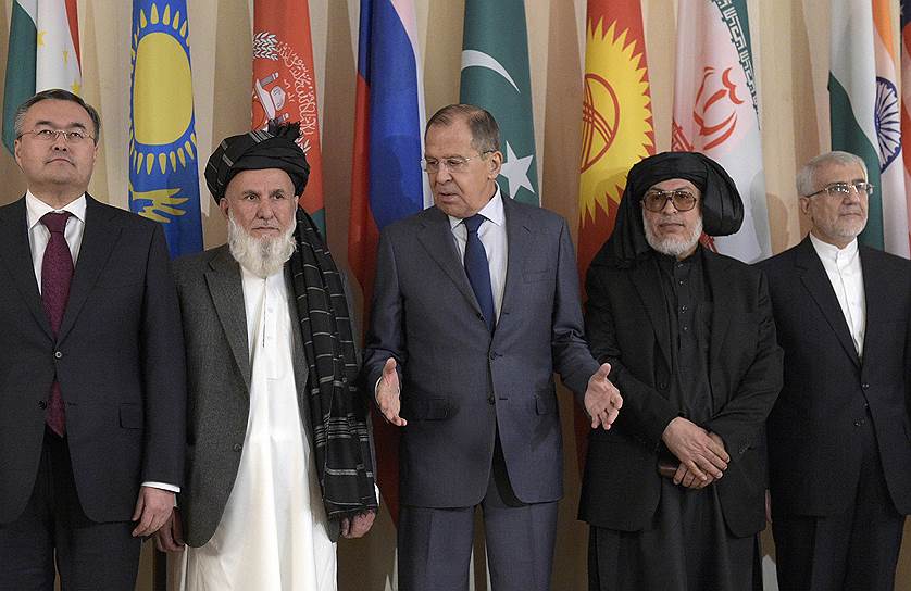 Глава МИД РФ Сергей Лавров (в центре), член Высшего совета мира Афганистана (ВСМ) Хаджи Дин Мохаммад (второй слева)