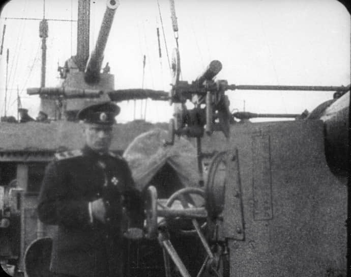 С началом Первой мировой войны Колчак руководил минированием Финского залива. В 1916 году стал вице-адмиралом и командующим Черноморским флотом. После Февральской революции присягнул Временному правительству. А после митинга матросов в июне 1917 года отказался сдать оружие, демонстративно выбросив его в море