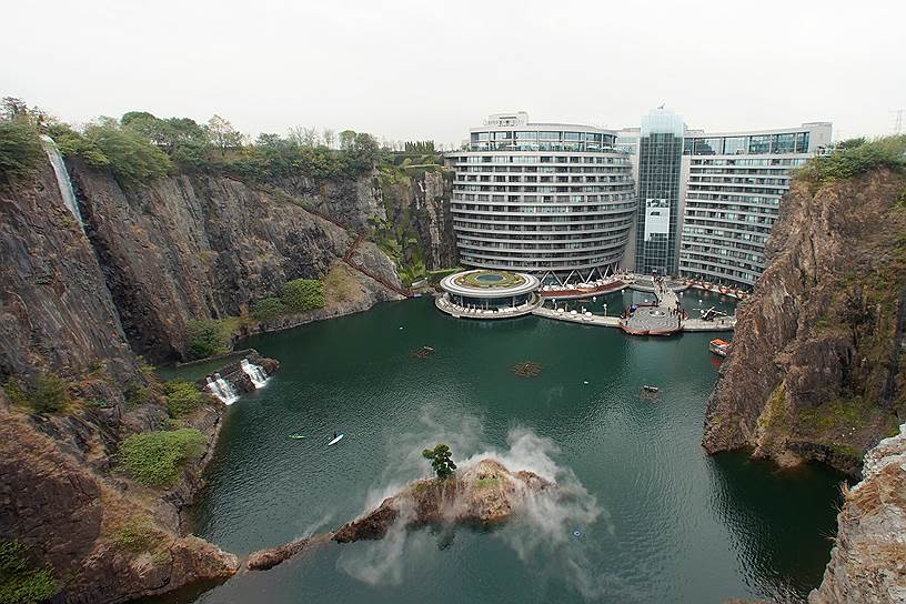 Шанхай, Китай. Отель InterContinental Shanghai Wonderland, построенный в заброшенном карьере