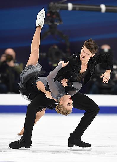 Российские фигуристы Александра Степанова и Иван Букин во время исполнения короткой программы танцев на льду