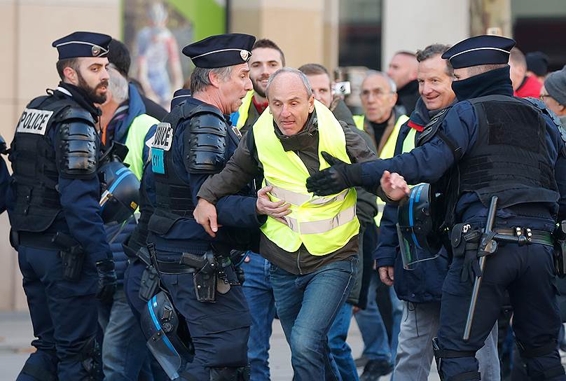 Акции протеста зародились в соцсетях, после чего противники нового налога вышли на улицы