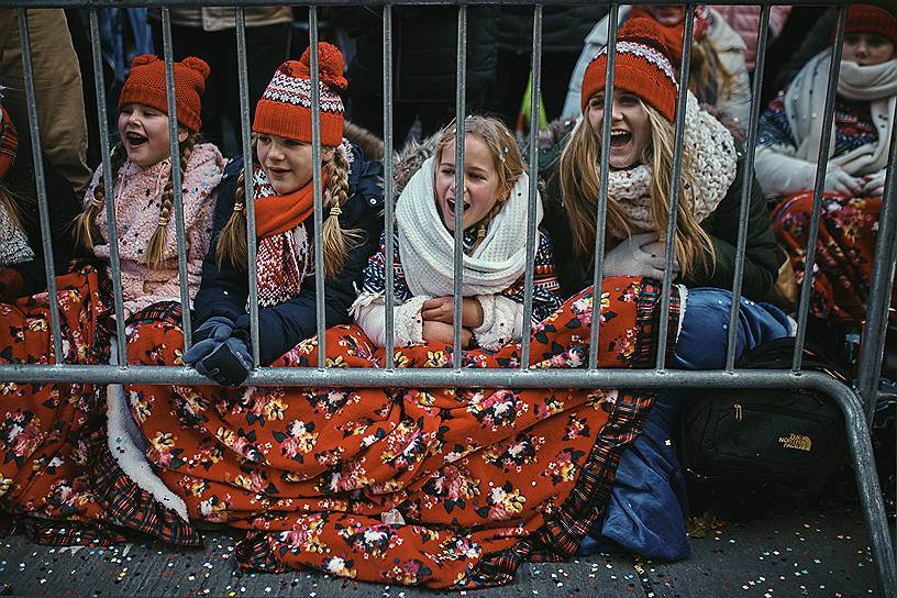 Жители Нью-Йорка во время парада в честь Дня благодарения 