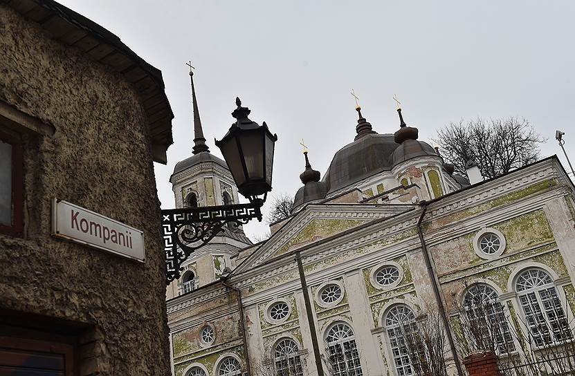 Успенский собор в Юрьеве (Тарту), все служители которого были арестованы, а большинство расстреляны, расположен неподалеку от дома, в подвале которого ЧК держала арестованных