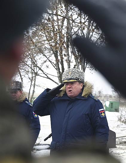 Командир зенитно-ракетного полка соединения противовоздушной обороны 4-й армии ВВС и ПВО Южного военного округа получил приказ о заступлении на боевое дежурство от командующего 4-й армией Виктора Севостьянова (на фото)