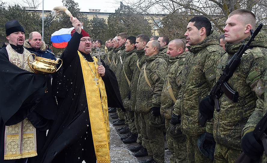 Священнослужители и военнослужащие на церемонии вступления четвертого дивизиона зенитно-ракетных комплексов С-400 «Триумф» на боевое дежурство