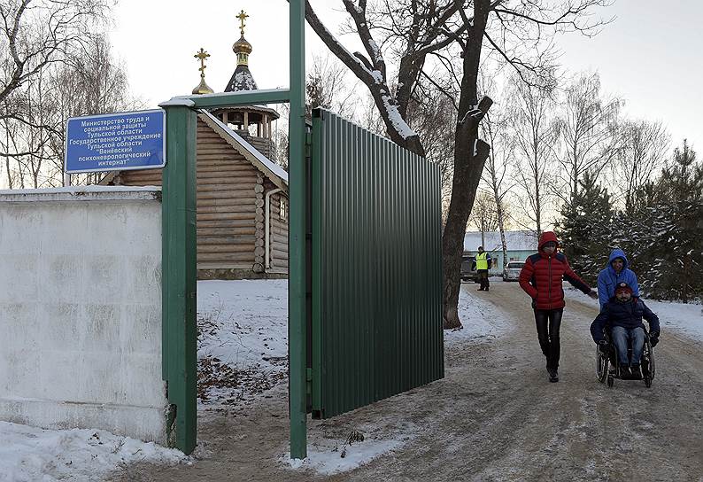 Выйти из ПНИ можно с разрешения персонала, но идти некуда — вокруг поля