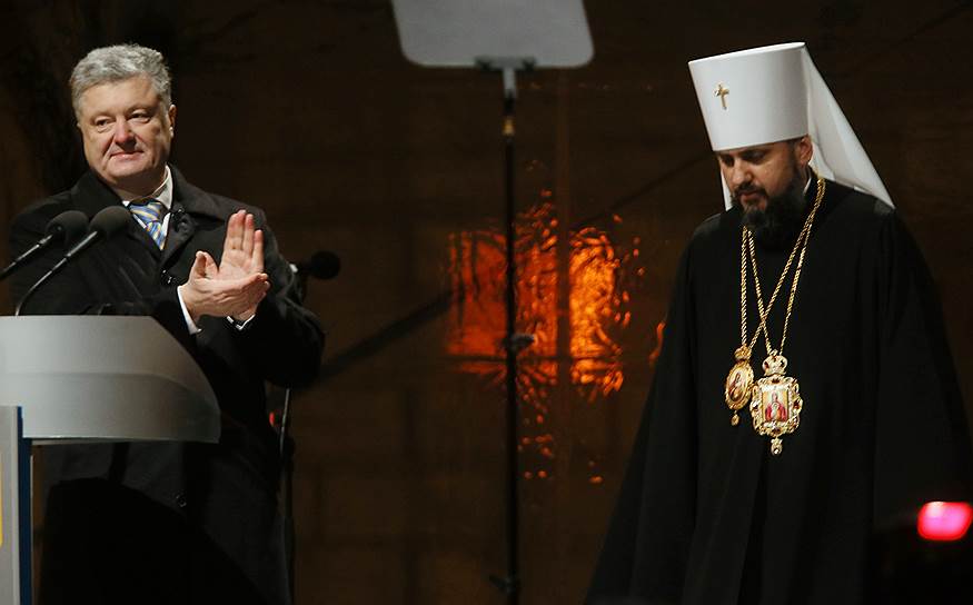 Президент Украины Петр Порошенко (слева) и епископ новой Украинской православной церкви Киевского патриархата (УПЦ КП) Епифаний (справа) 