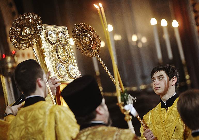 Священнослужители во время богослужения в Храме Христа Спасителя