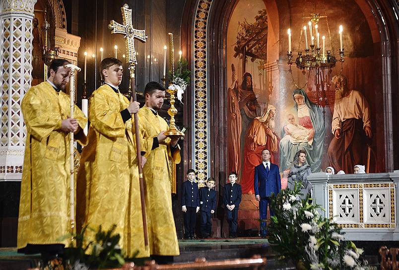 Премьер-министр России Дмитрий Медведев с супругой Светланой (справа)  во время богослужения