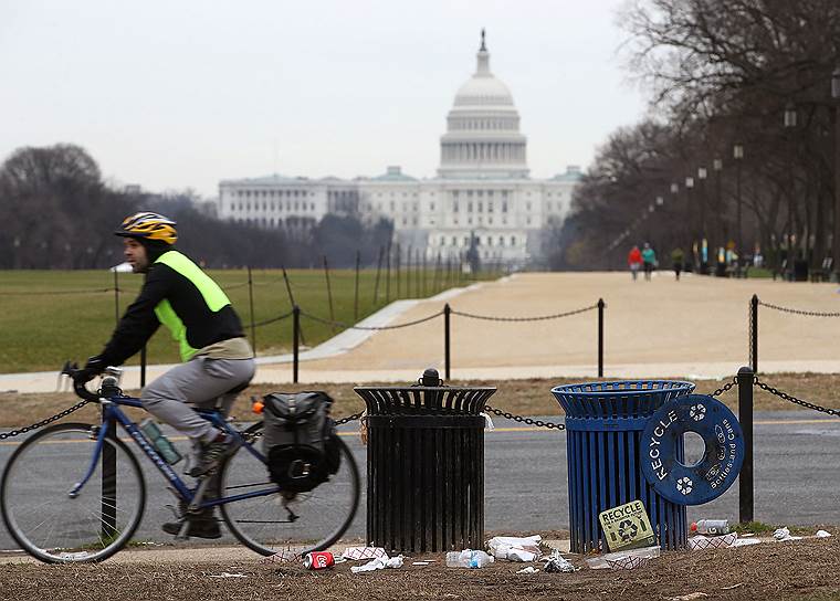 Сотрудники служб вывоза мусора уходят в неоплачиваемые отпуска
&lt;br>На фото: мусор на Национальной аллее в Вашингтоне на 12-й день шатдауна