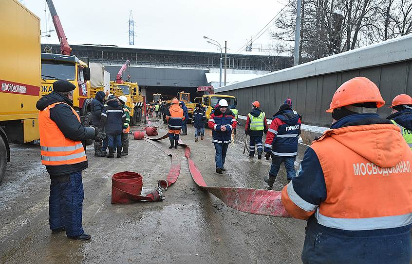 Сотрудники ГИБДД рекомендуют москвичам, проживающим рядом с подтопленным Тушинским тоннелем, иметь при себе паспорт для беспрепятственного проезда к своим домам