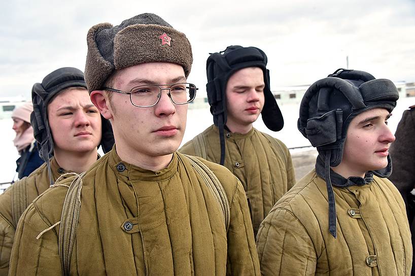 Танки были отправлены по морю во Владивосток, а далее по железной дороге в Московскую область
На фото: церемония встречи эшелона с танками