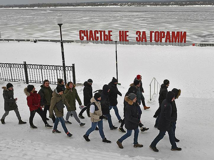 Пермь. Арт-объект «Счастье не за горами» художника Бориса Матросова на набережной Камы