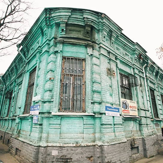 В январе 2018 года в Краснодаре архитекторы обратили внимание на ремонт исторического здания по улице Рашпилевской, с которого убрали всю облицовку, оставив один бетон
&lt;br> На фото: дом 54 по улице Рашпилевской до реставрации