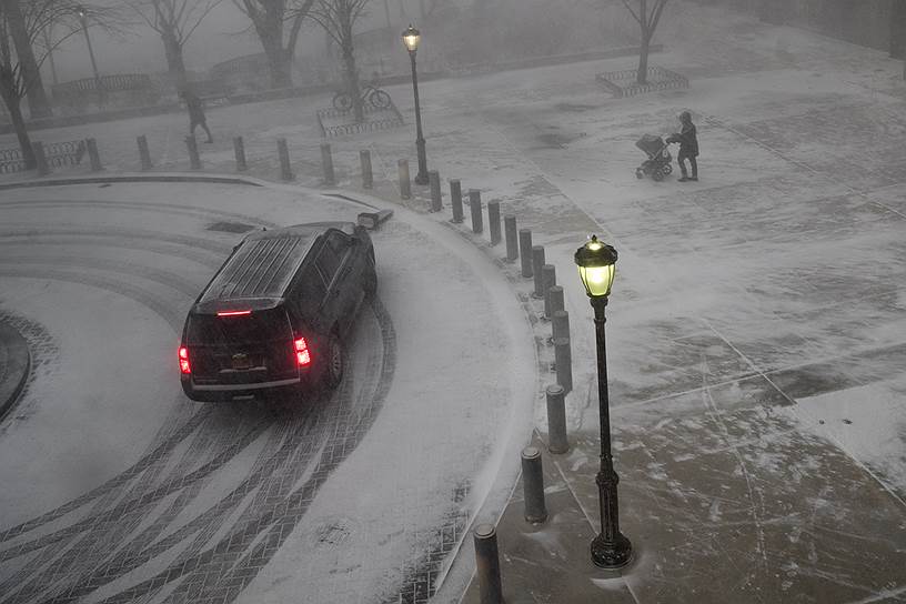 Самая низкая температура в стране, по данным портала Accuweather, в городе Тиф-Ривер-Фолс (Миннесота) - столбик термометра опустился до -60 °C&lt;br>
На фото: Нижний Манхэттен, Нью-Йорк 
