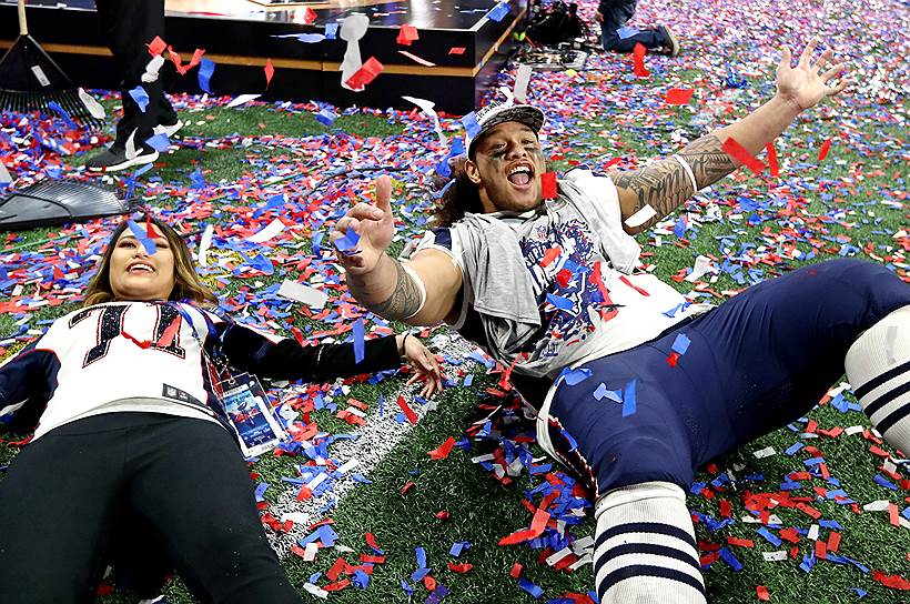 По данным журнала Forbes, в 2018 году «Нью-Ингленд Пэтриотс» занимал шестую строчку в рейтинге самых дорогих спортивных клубов в мире ($3,7 млрд)&lt;br>
На фото: Дэнни Шелтон с супругой Марой праздную победу 