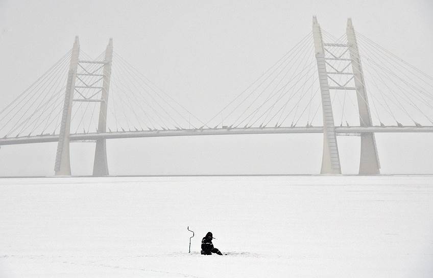 Санкт-Петербург. Рыбак во время подледного лова