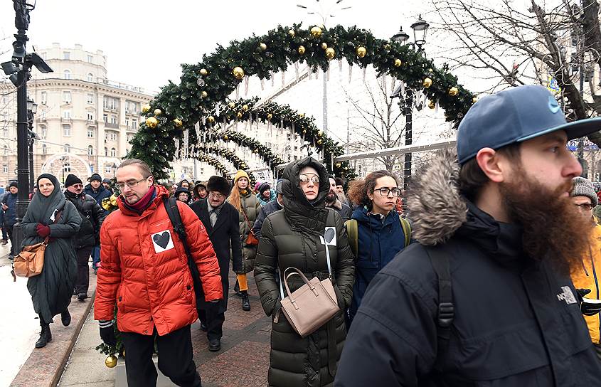 Как минимум двое активистов SERB были задержаны полицией на Никитском бульваре после того, как у одного из них заметили газовый баллончик