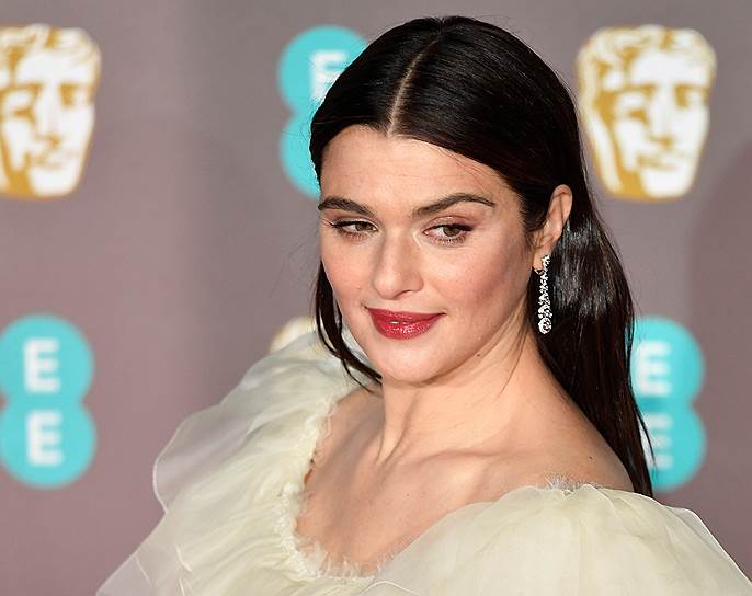 Актриса Рэйчел Вайс получила награду премии BAFTA-2019 в номинации «Лучшая женская роль второго плана» за роль в фильме «Фаворитка»  
