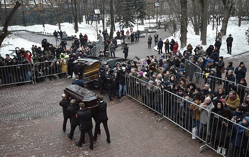 Церемония прощания с актером и режиссером Сергеем Юрским в Театре имени Моссовета