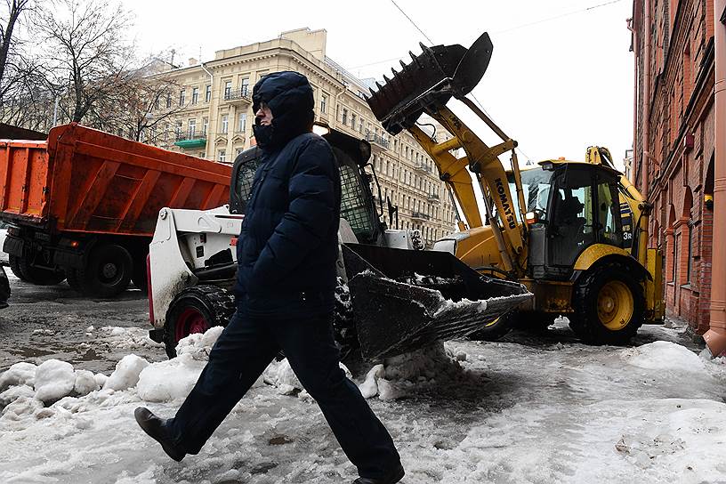 Санкт-Петербург, Россия. Уборка Смольного проспекта от снежных завалов