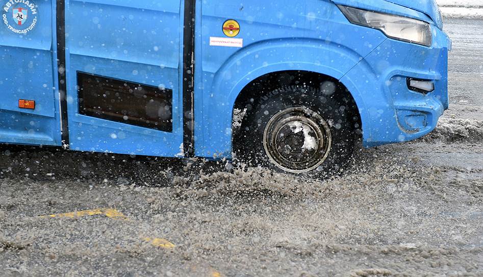 Загрязненная дорога после снегопада в Москве