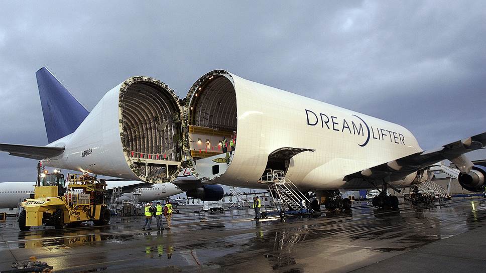 Boeing 747 LCF Dreamlifter — грузовой самолет с одним из самых вместительных фюзеляжей (1840 кубометров). Введен в эксплуатацию в 2007 году