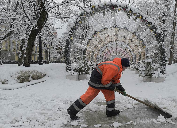 13 февраля. В Москве выпала треть месячной нормы осадков. По данным синоптиков, снегопад &lt;a href=&quot;/doc/3882252&quot;>установил новый суточный рекорд&lt;/a> за последние 23 года