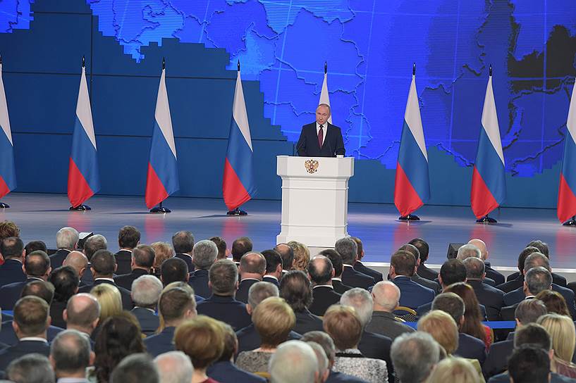 Владимир Путин во время ежегодного послания Федеральному собранию в Гостином дворе