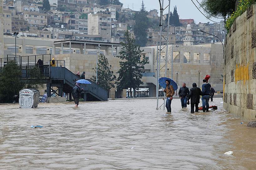 Амман, Иордания. Люди на залитой дождями улице