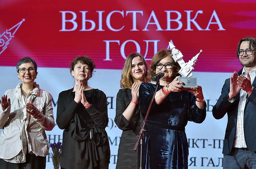 Генеральный директор Всероссийского музейного объединения «Государственная Третьяковская галерея» Зельфира Трегулова (вторая справа), получившая награду в номинации «Выставка года» на церемонии вручения 7-ой ежегодной премии газеты The Art Newspaper Russia в Гостином дворе 