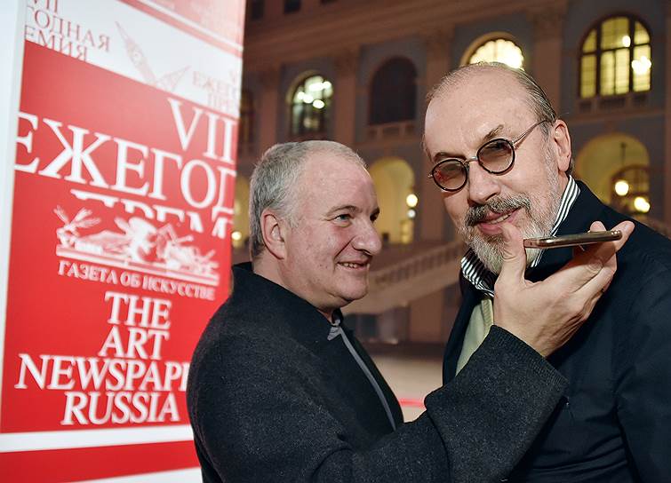 Совладелец галереи «Триумф» Емельян Захаров (слева) и директор Музея Фаберже Владимир Воронченко на церемонии вручения 7-ой ежегодной премии газеты The Art Newspaper Russia в Гостином дворе 