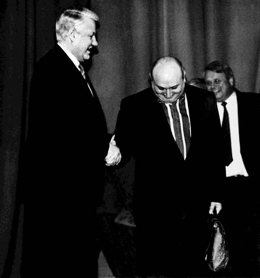 В 1988 году открыл свой театр миниатюр в Москве, став его художественным руководителем 
&lt;br>На фото: c президентом РФ Борисом Ельциным (слева) во время праздничного концерта, посвященного Дню независимости России, 1992 год