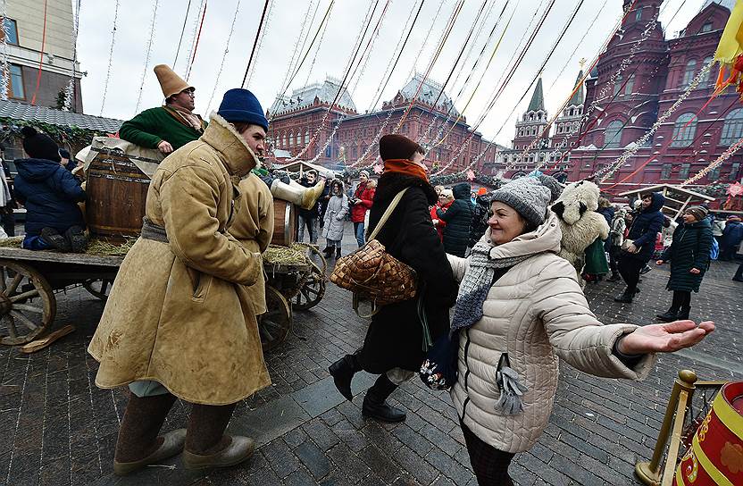 Масленичные гуляния на Манежной площади в Москве