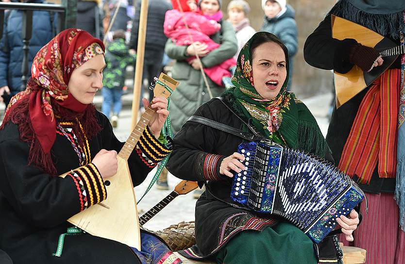 Масленичные гуляния на Манежной площади в Москве