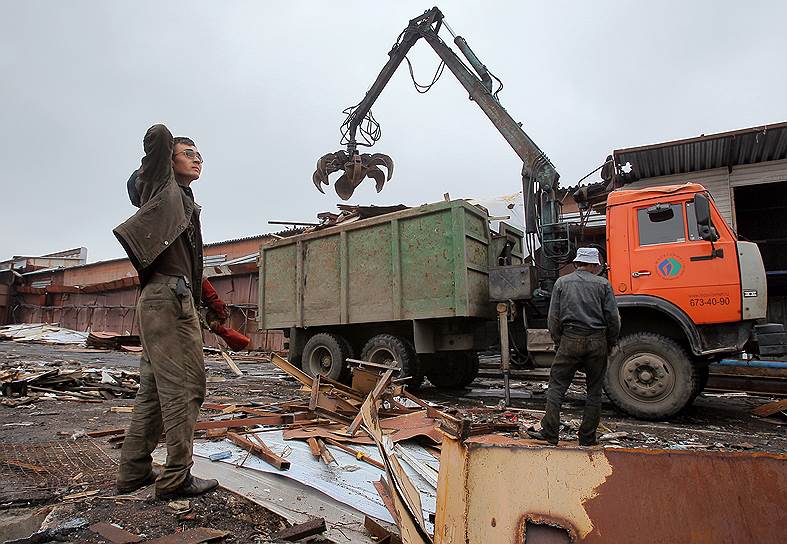 Вскоре последовала распродажа активов группы АСТ совладельца Черкизовского рынка Тельмана Исмаилова, а сам он уехал в Турцию. Торговцы с рынка переехали на другие площадки