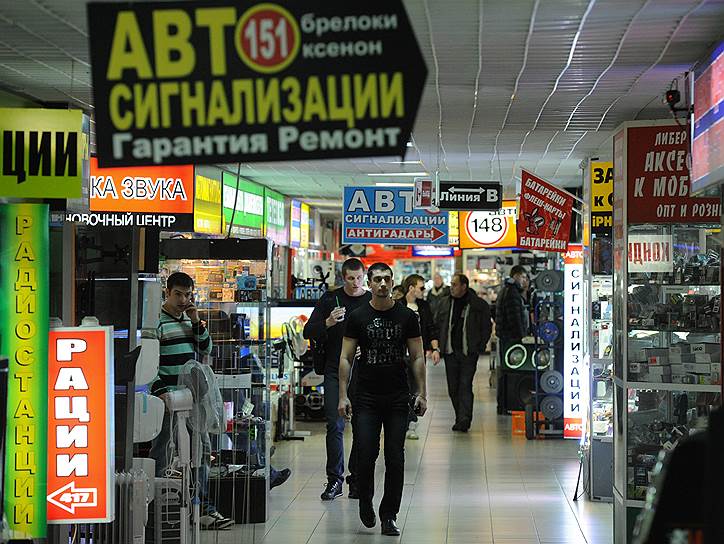 В 2001 году по требованию столичных властей Митинский рынок был реконструирован и превратился в обычный многоэтажный торговый центр