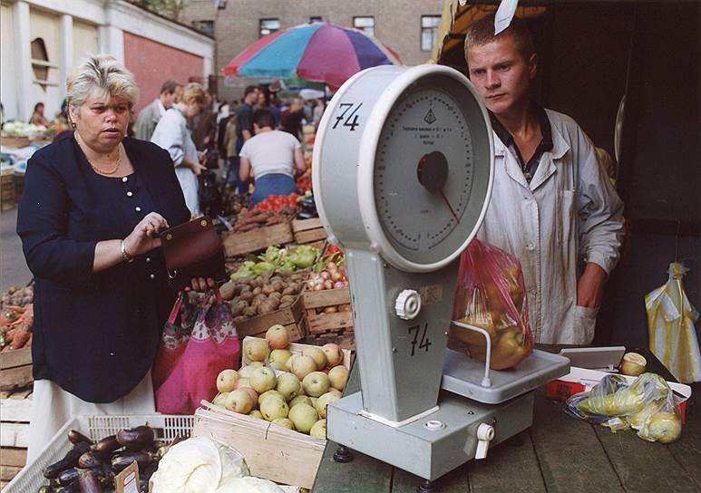 Рижский рынок работает в Москве с 1982 года. В 1990-х он считался центром столичного рэкета и местом криминальных разборок. Здесь продавалось все: от сельскохозяйственной продукции до бытовой техники и мебели