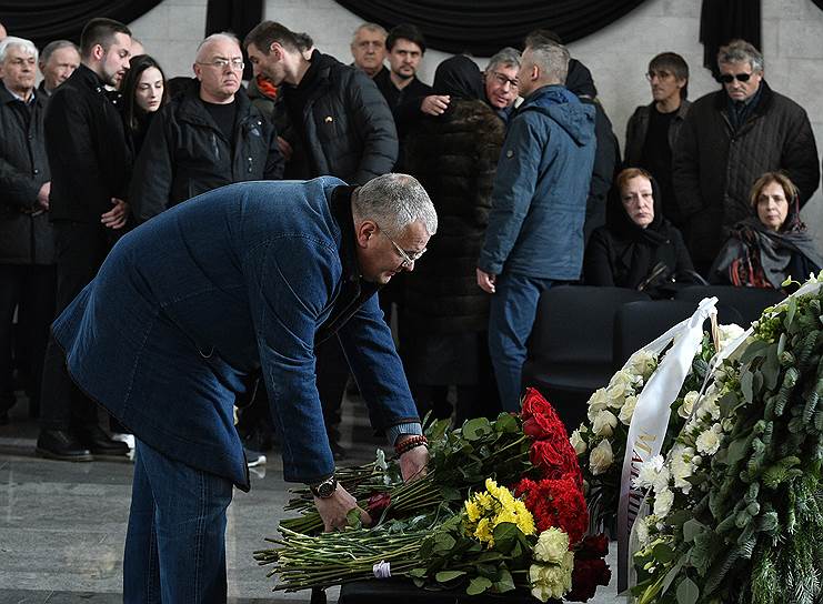 Вице-президент Газпромбанка Николай Сенкевич (в центре)