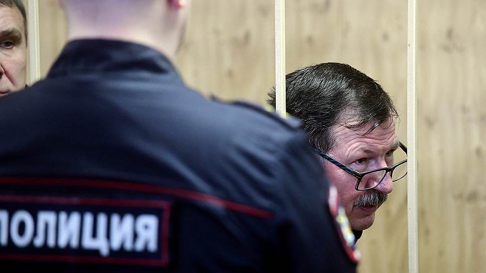 Владимир Барсуков выслушал судью с кроссвордом