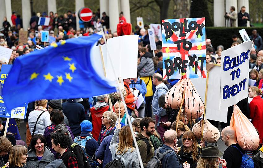 Демонстранты во время марша протеста против «Брексита»