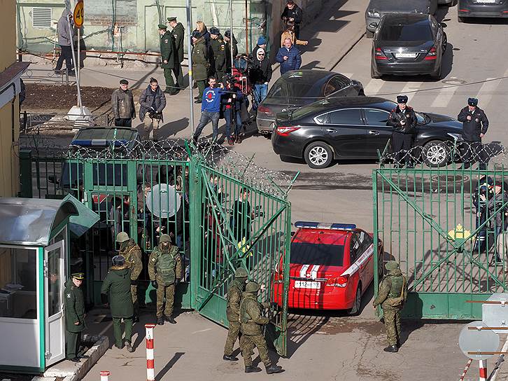 2 апреля. В Санкт-Петербурге в военной академии им. А. Ф. Можайского &lt;a href=&quot;https://www.kommersant.ru/doc/3931462&quot;>произошел&lt;/a> взрыв. Четверо военнослужащих получили ранения, а СКР &lt;a href=&quot;https://www.kommersant.ru/doc/3931577&quot;>возбудил&lt;/a> уголовное дело