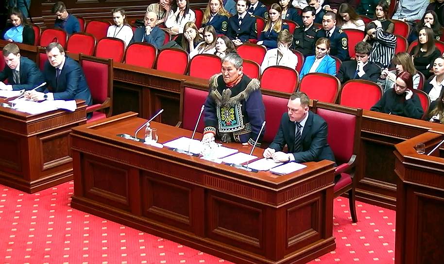 Глава общины народа Долган Геннадий Щукин (в национальной одежде)